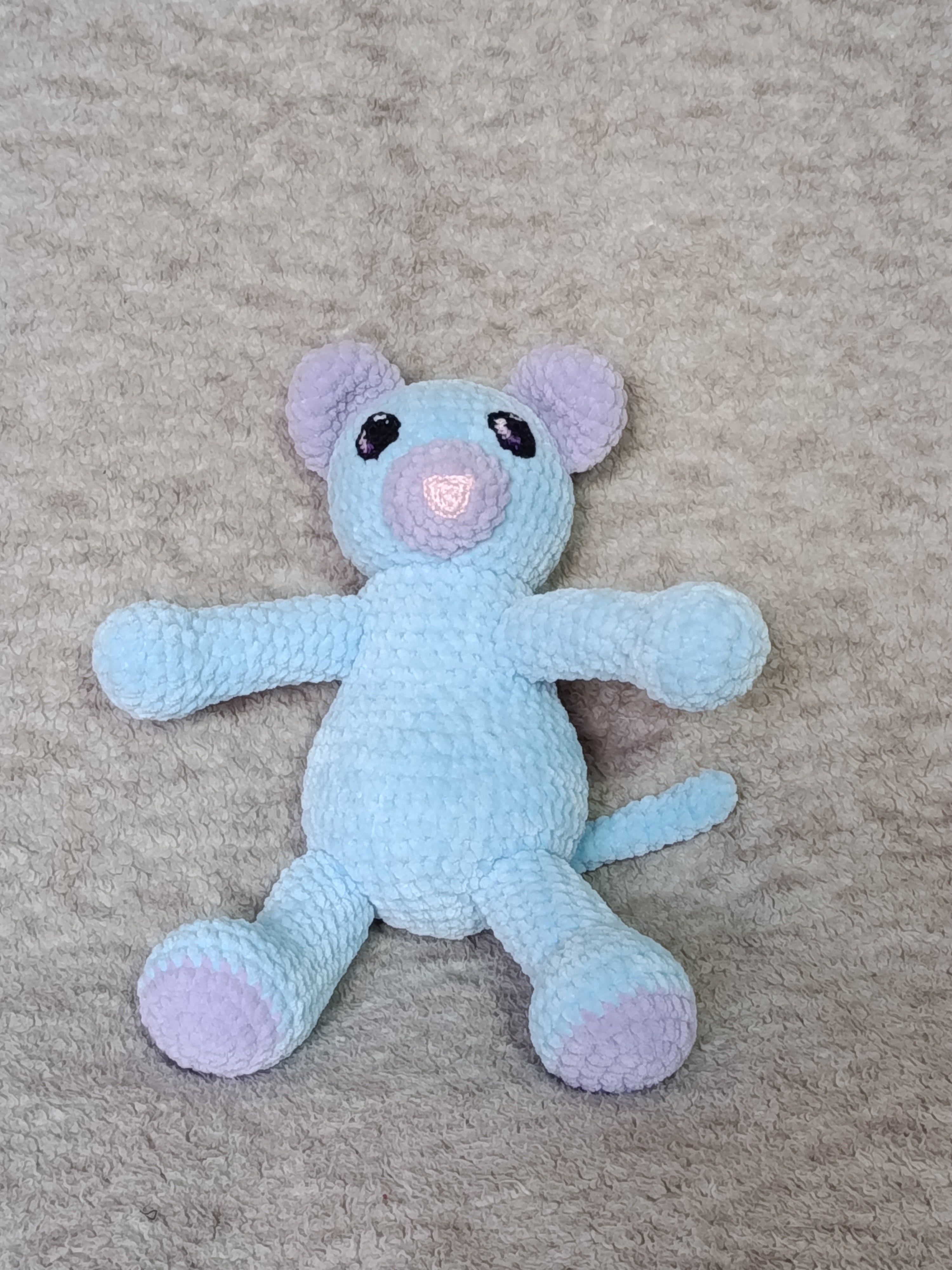 Mélodie – Souris curieuse bleu clair & lilas (modèle unique prêt à adopter)