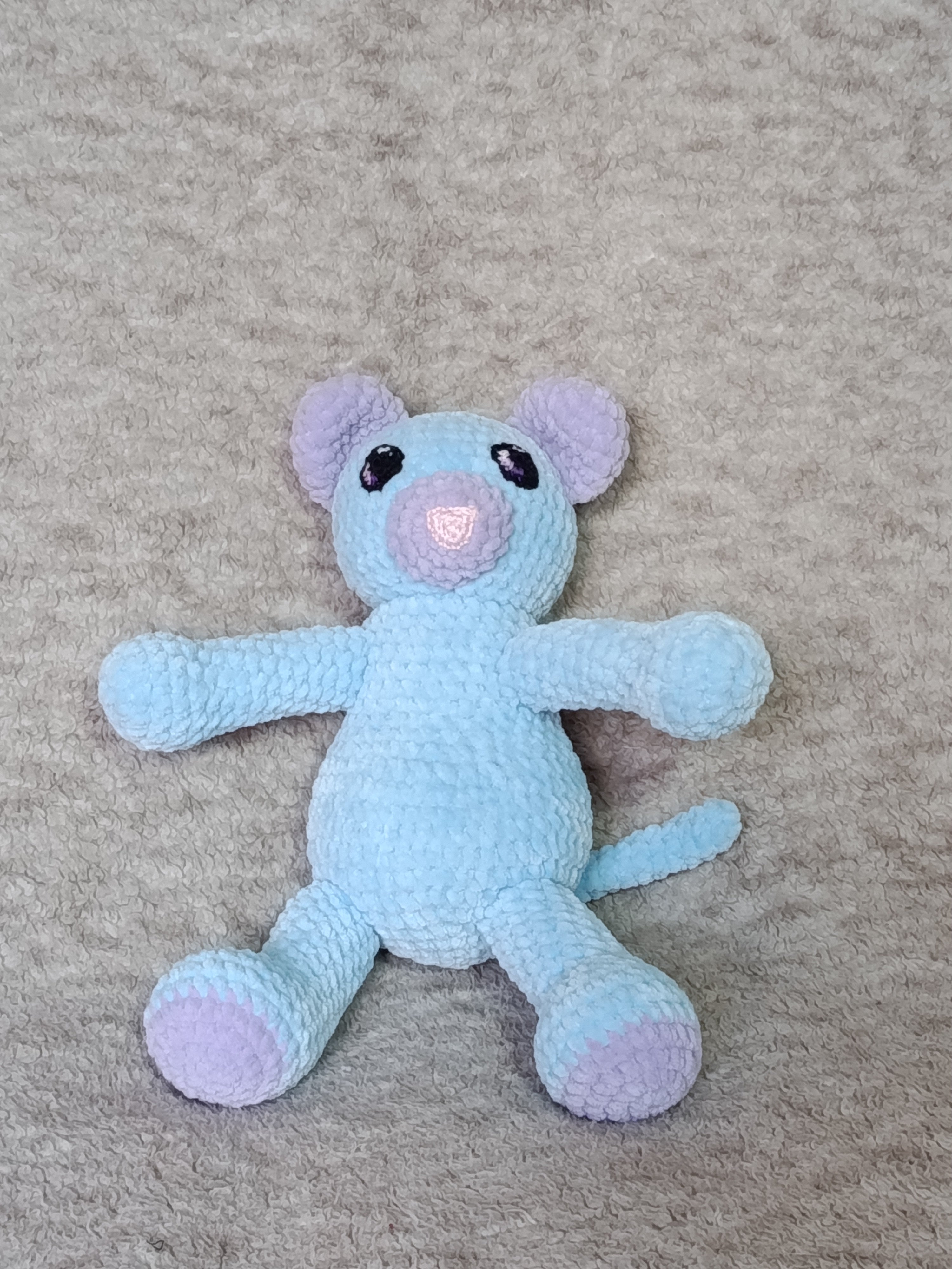 Mélodie – Souris curieuse bleu clair & lilas (modèle unique prêt à adopter)