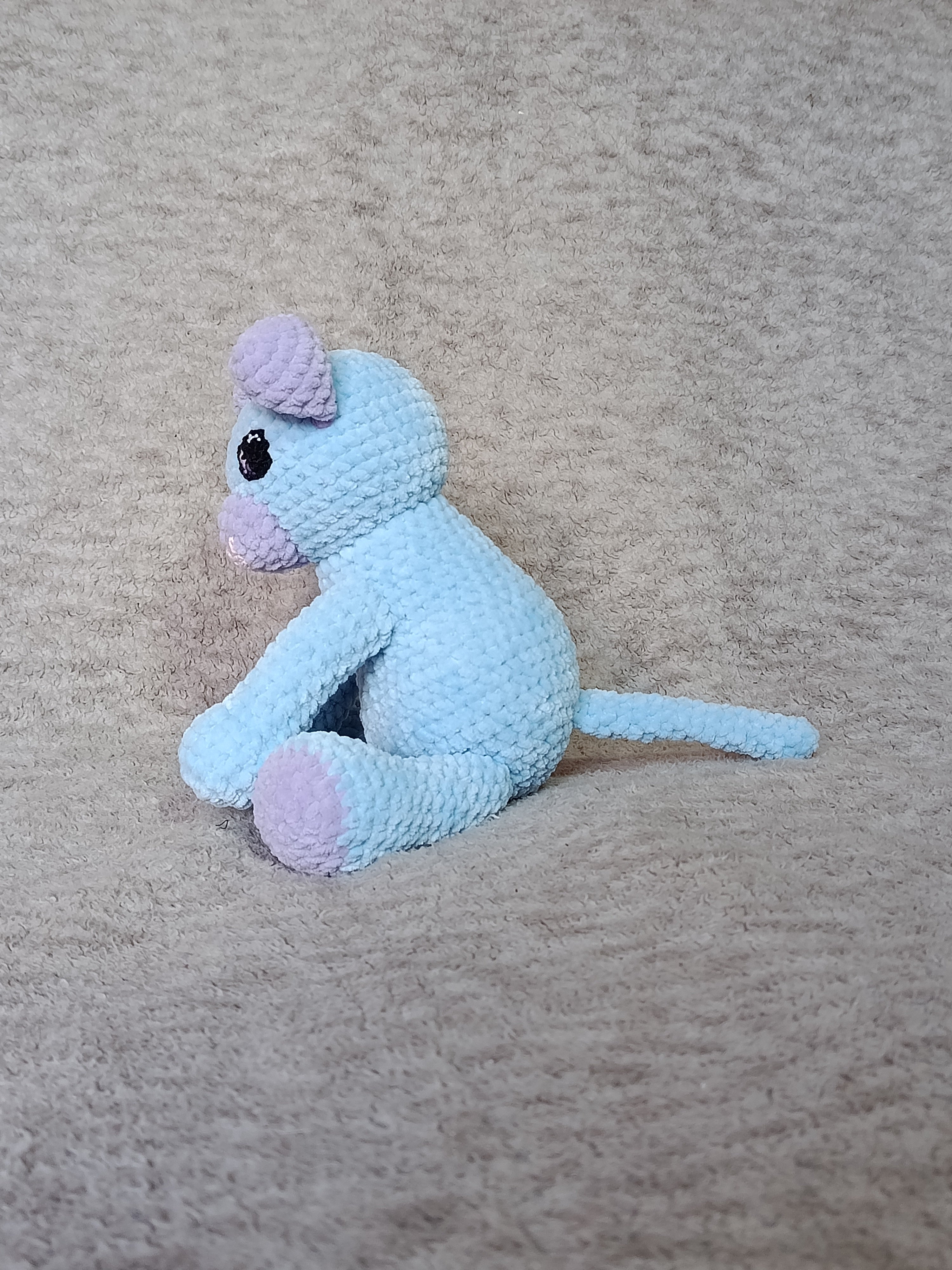 Mélodie – Souris curieuse bleu clair & lilas (modèle unique prêt à adopter)
