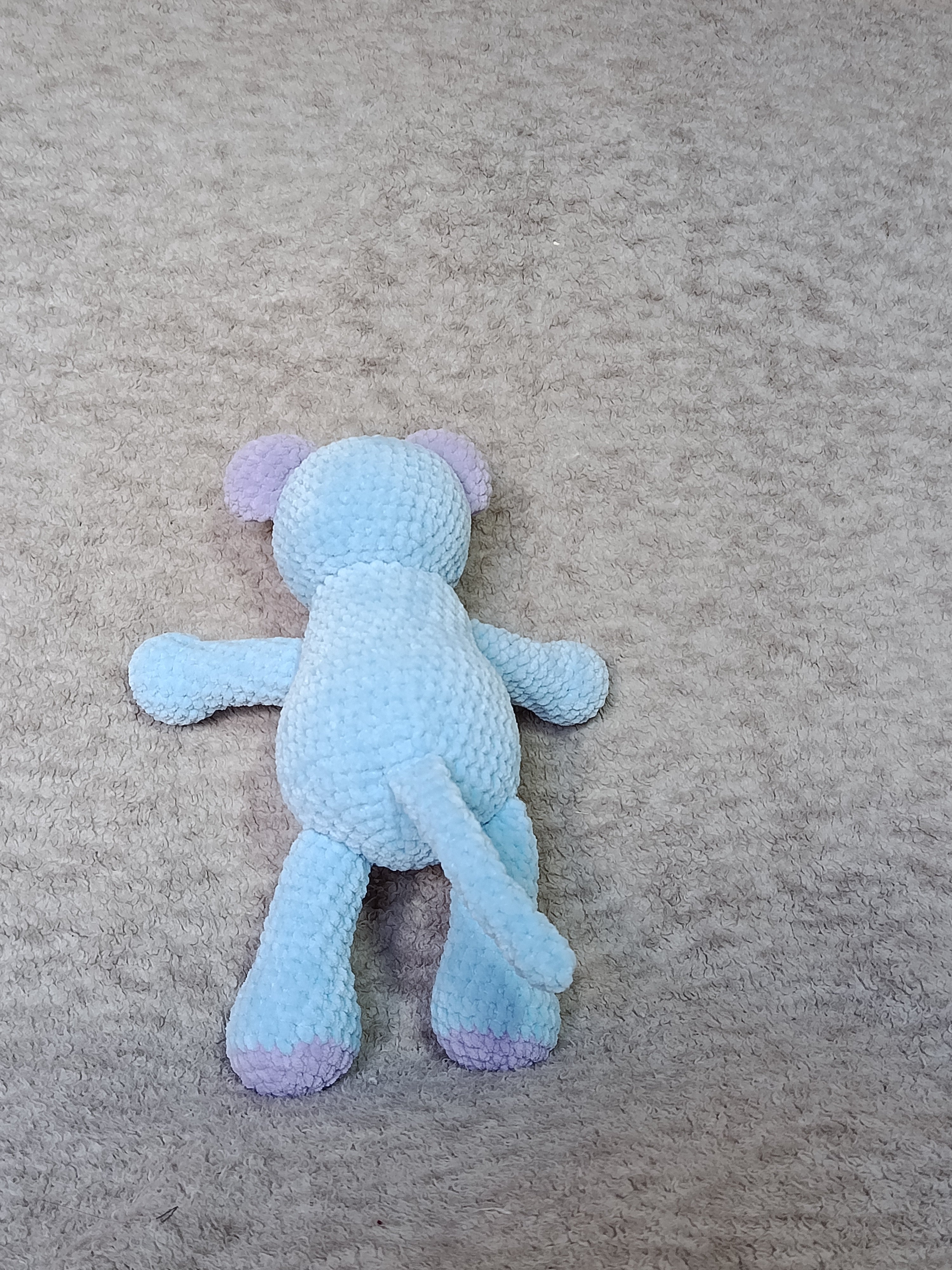 Mélodie – Souris curieuse bleu clair & lilas (modèle unique prêt à adopter)