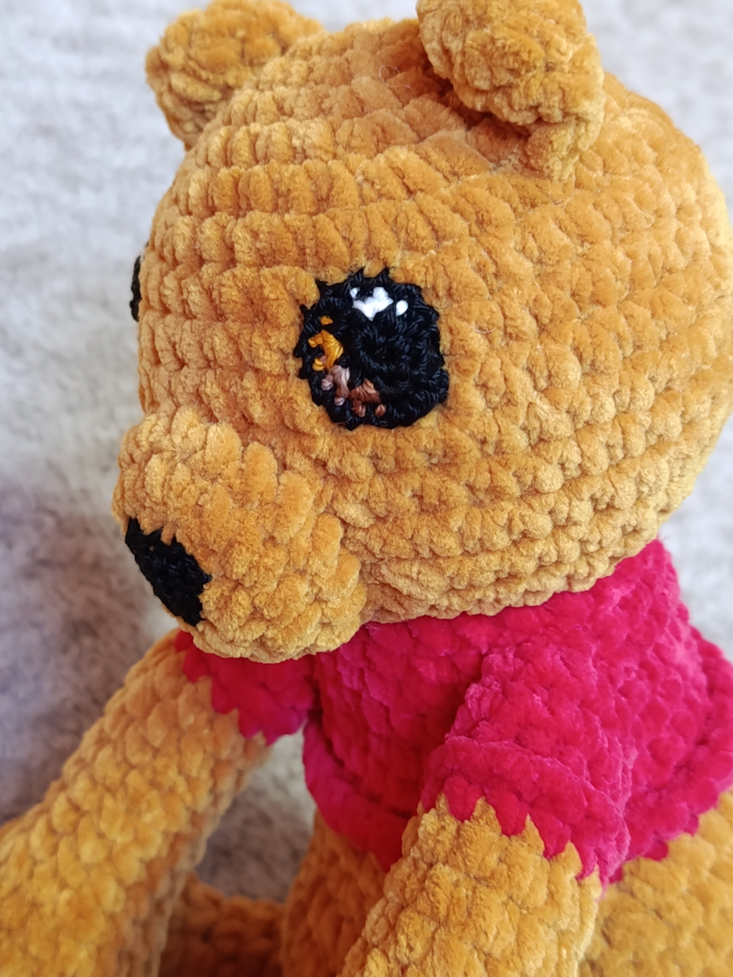 Lune – Ourson câlin (inspiration Winnie l’Ourson) – Modèle unique prêt à adopter