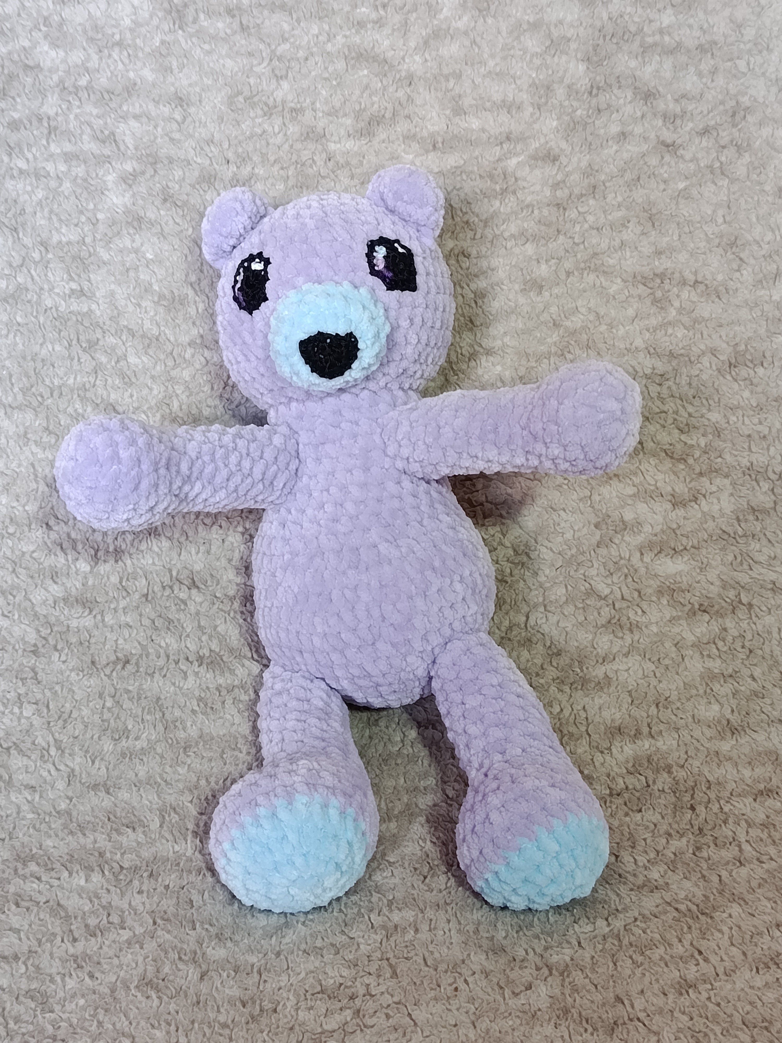 Lune – Ourson câlin lilas & bleu clair (modèle unique prêt à adopter)