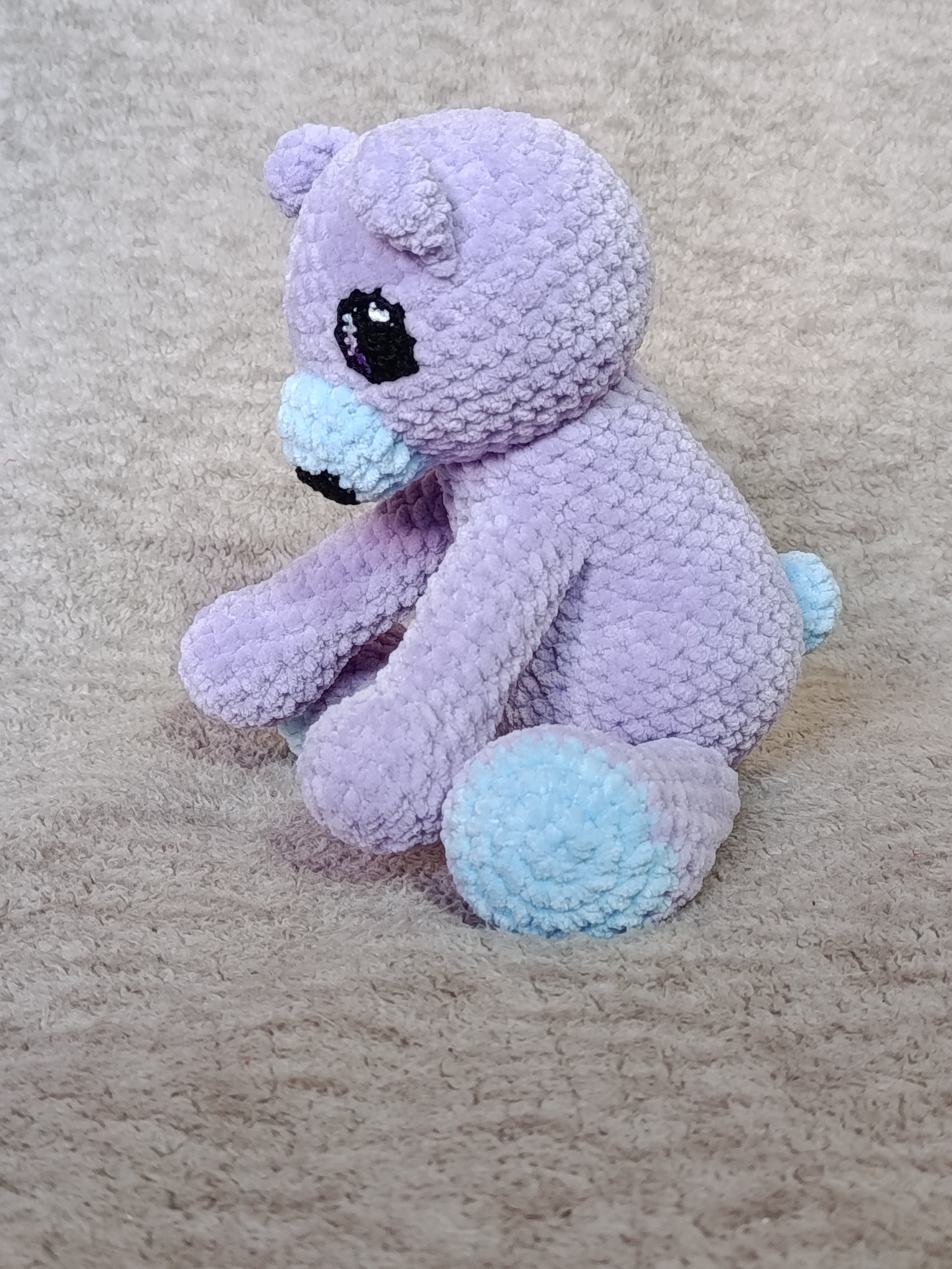 Lune – Ourson câlin lilas & bleu clair (modèle unique prêt à adopter)