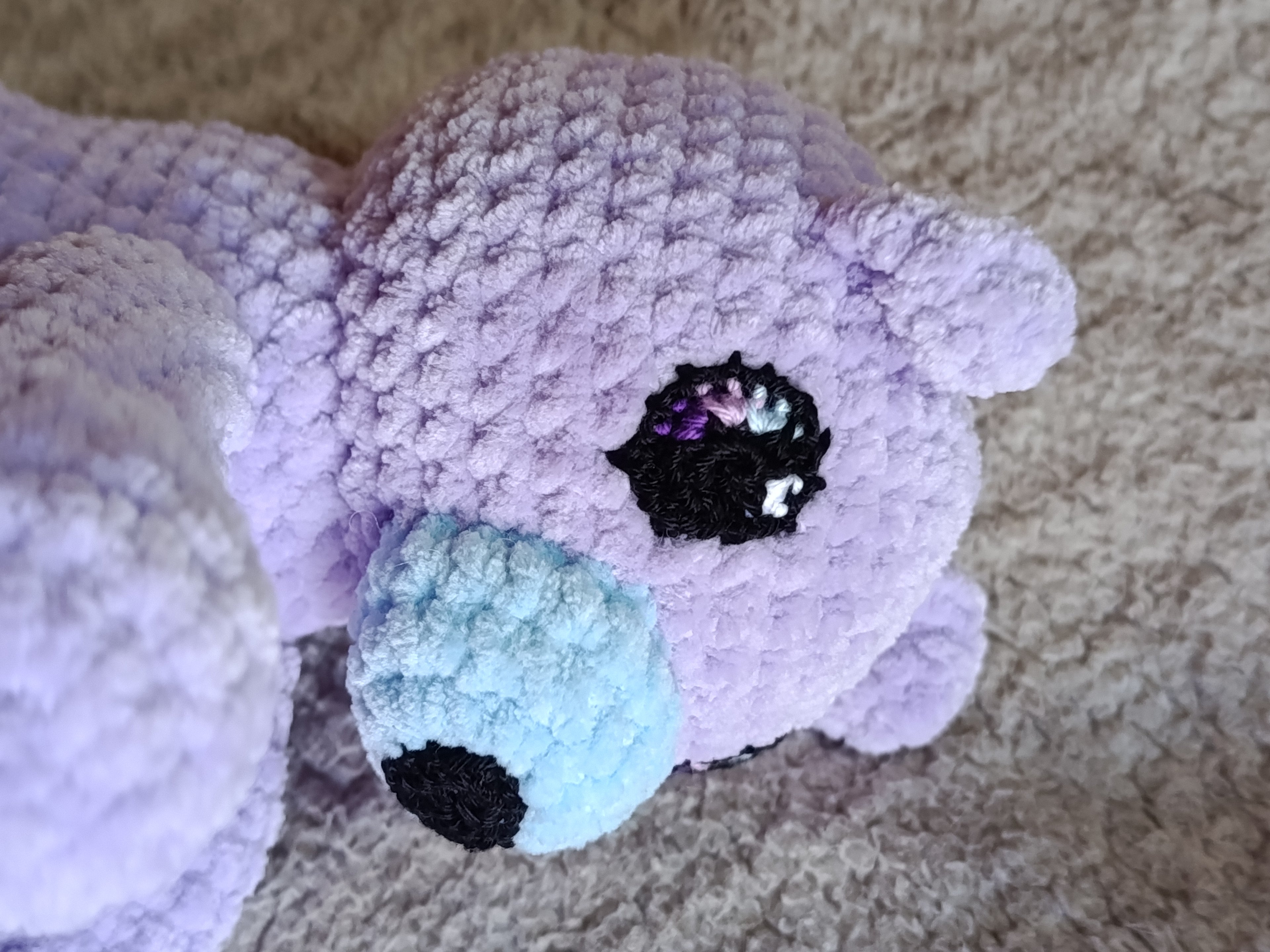 Lune – Ourson câlin lilas & bleu clair (modèle unique prêt à adopter)
