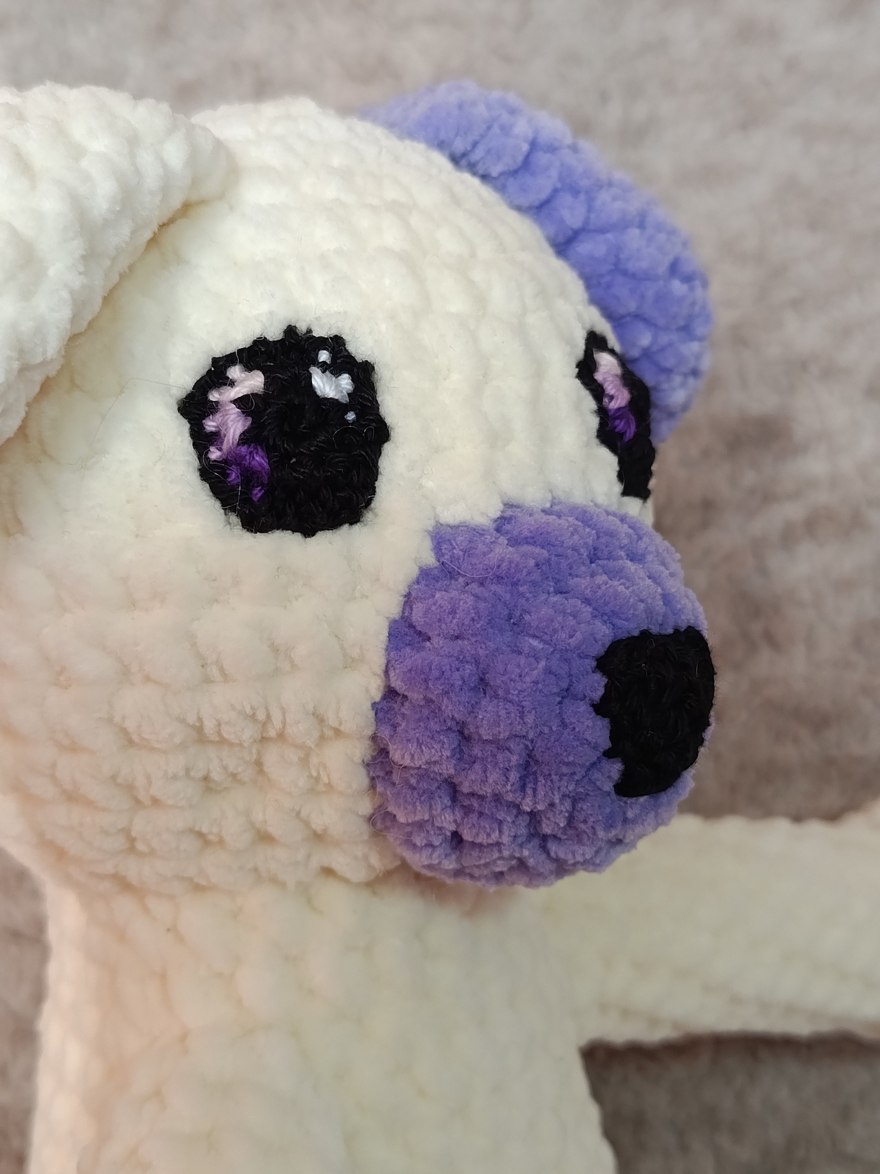 Orion – Petit Chien Fidèle Blanc & Lavande Pastel (Prêt à adopter)