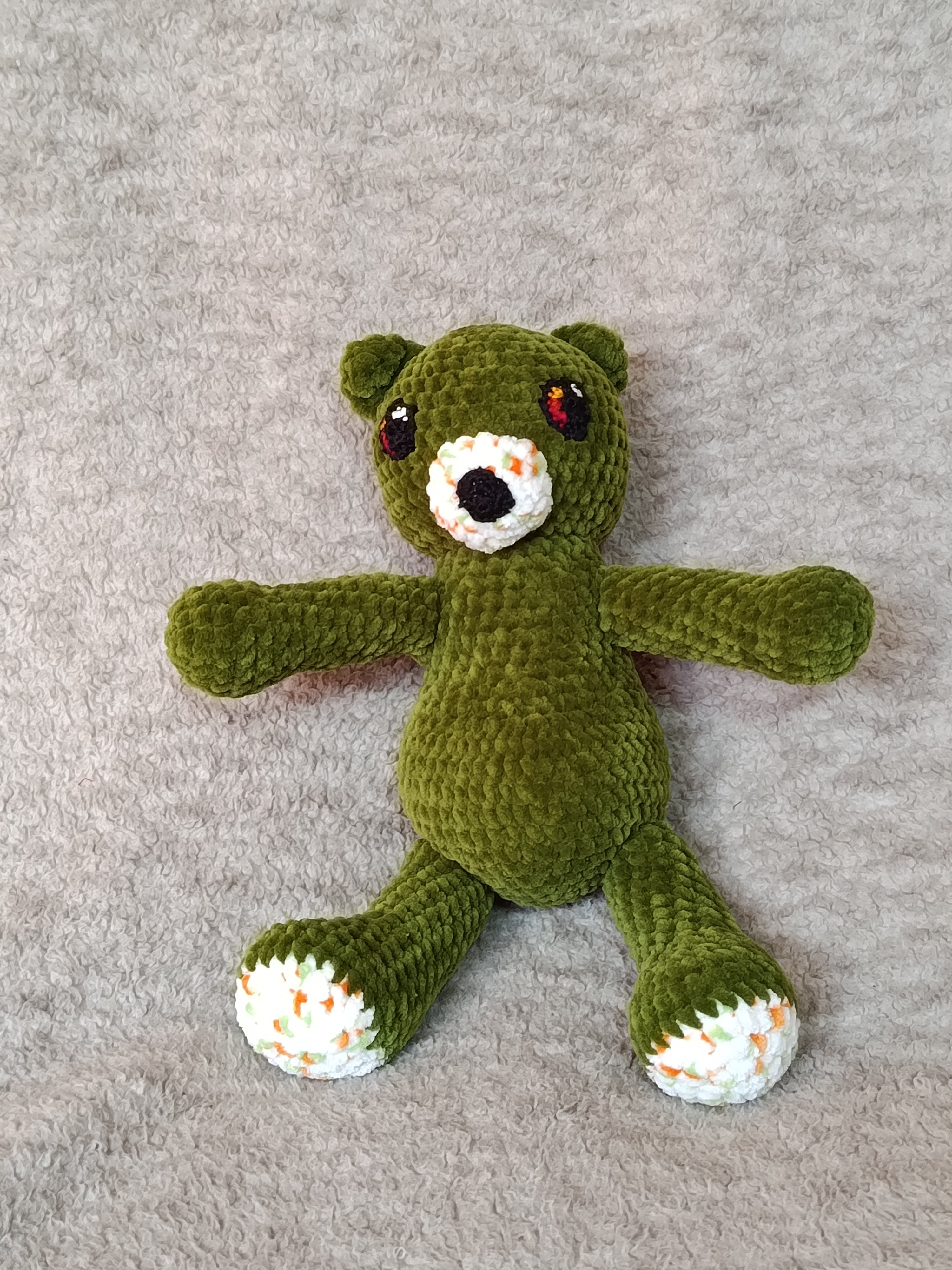 Lune – Ourson câlin vert & blanc (modèle unique prêt à adopter)