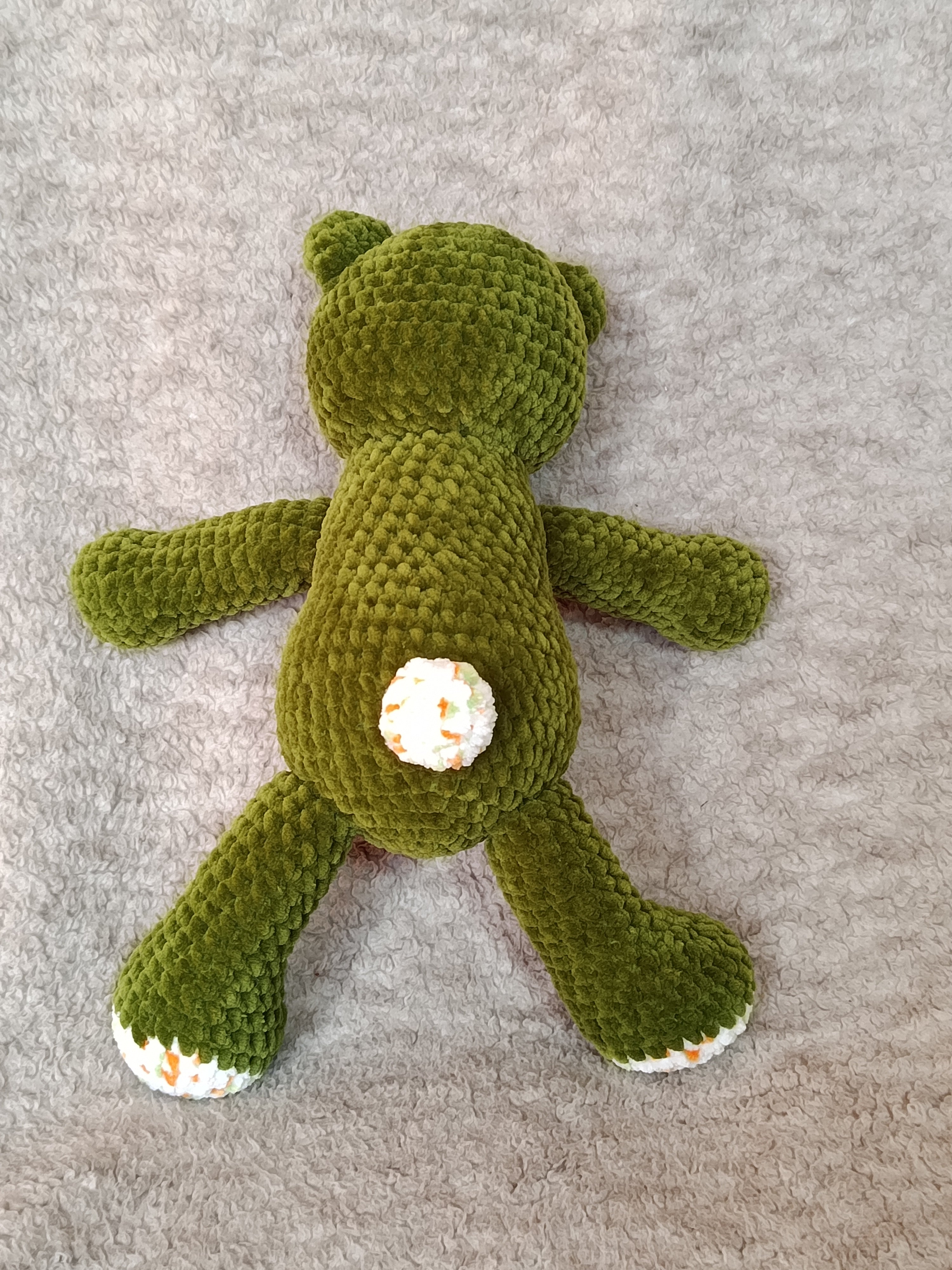 Lune – Ourson câlin vert & blanc (modèle unique prêt à adopter)