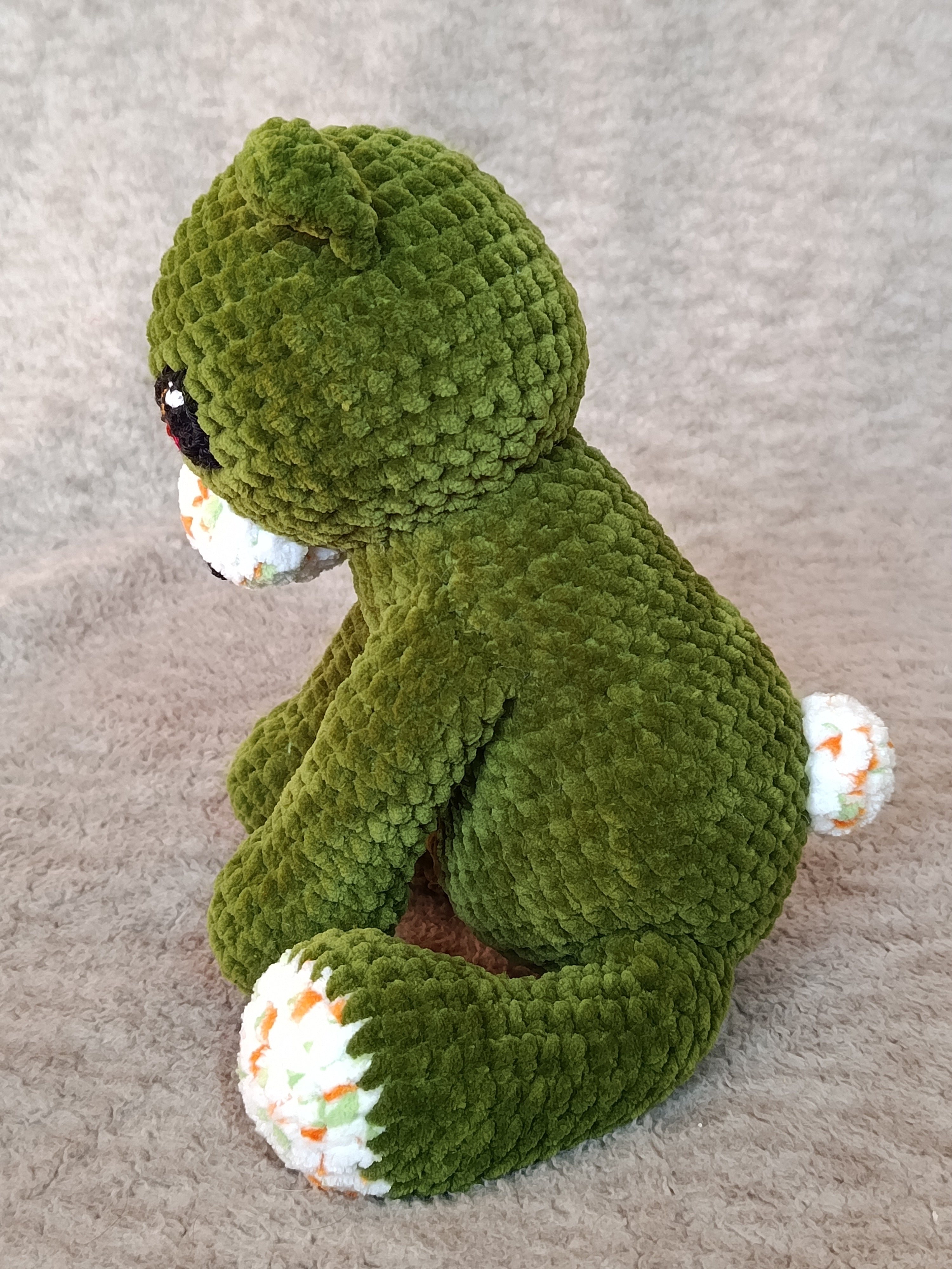 Lune – Ourson câlin vert & blanc (modèle unique prêt à adopter)