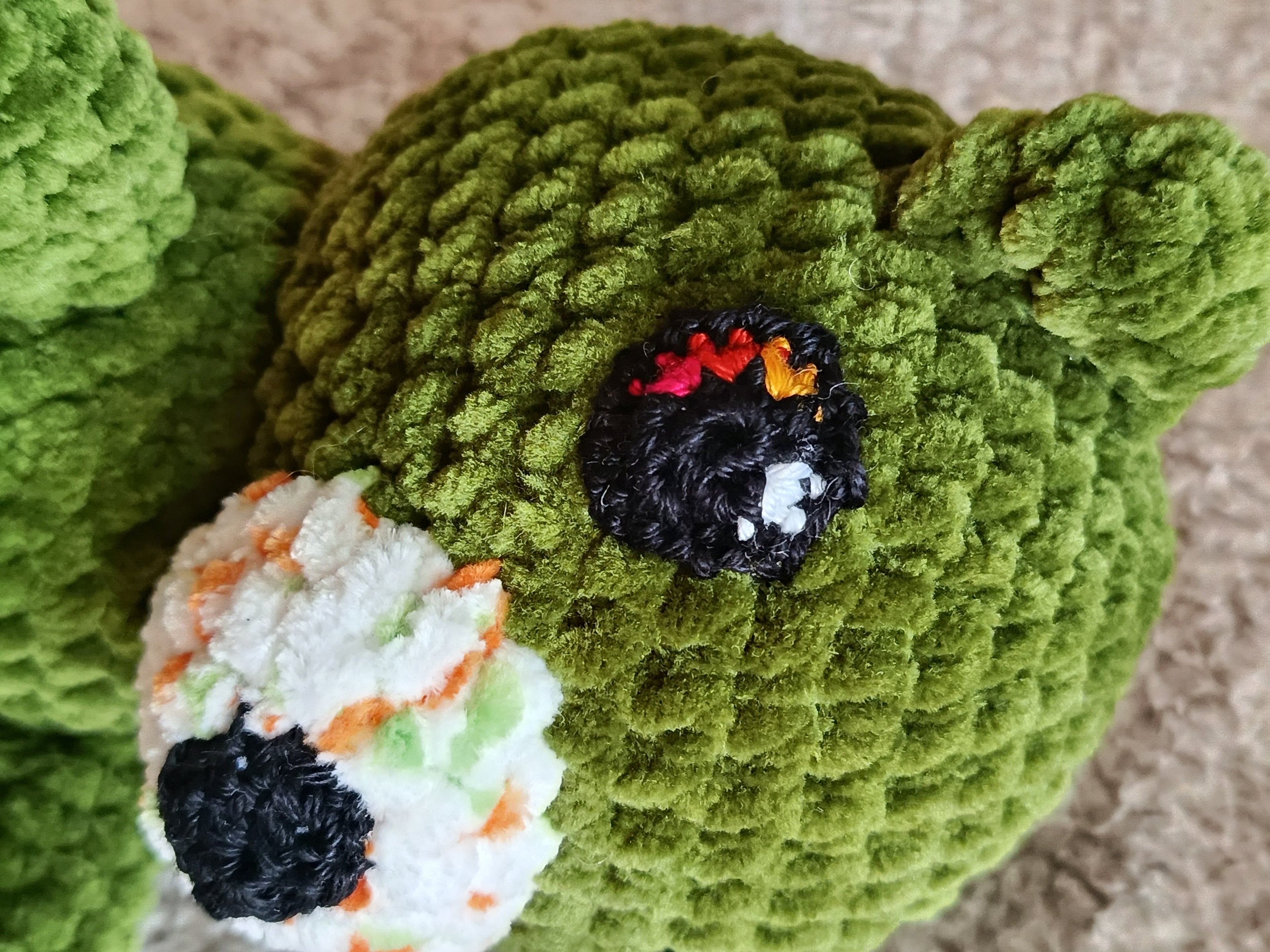 Lune – Ourson câlin vert & blanc (modèle unique prêt à adopter)