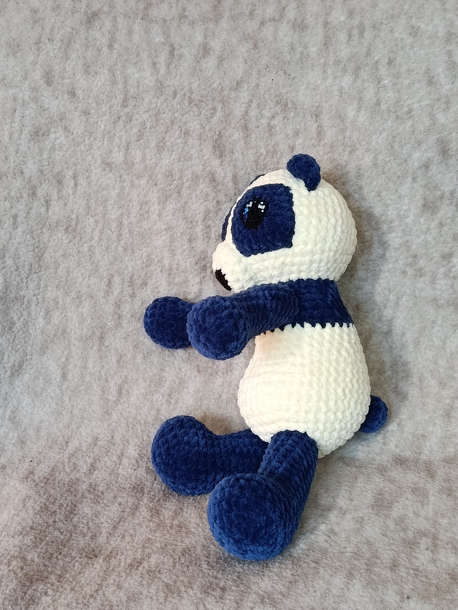 Nova – Panda rêveur Nuit Glacée (modèle unique prêt à adopter)