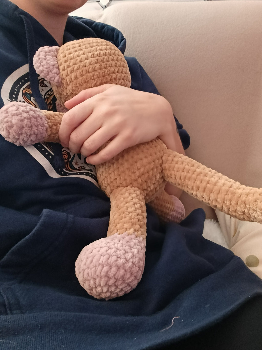Aster _ Le singe affectueux _ beige et bois de rose