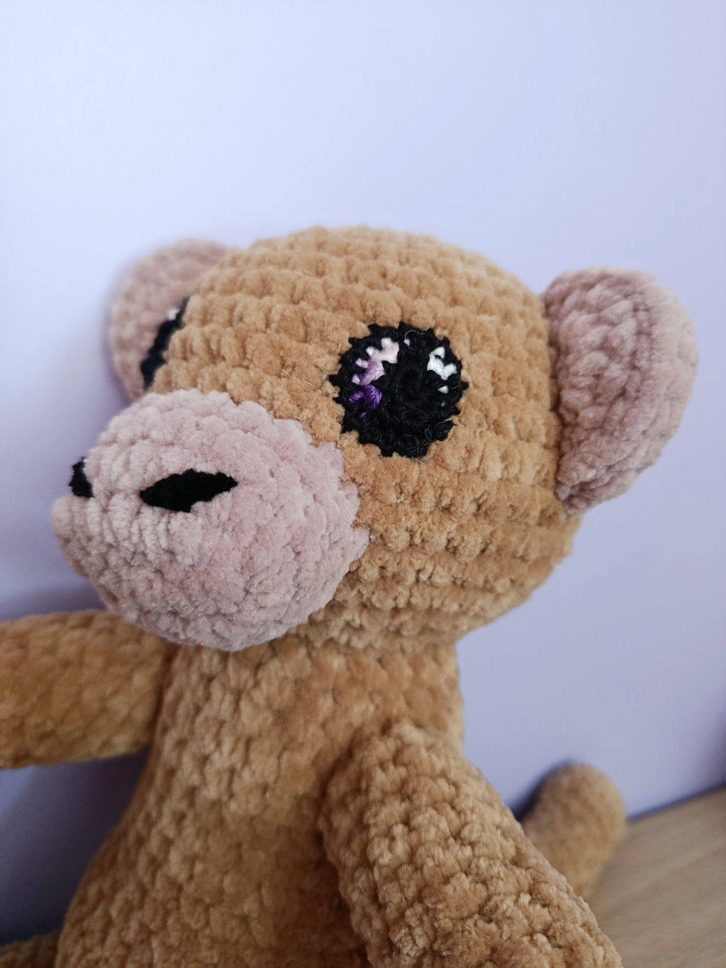 Aster _ Le singe affectueux _ beige et bois de rose
