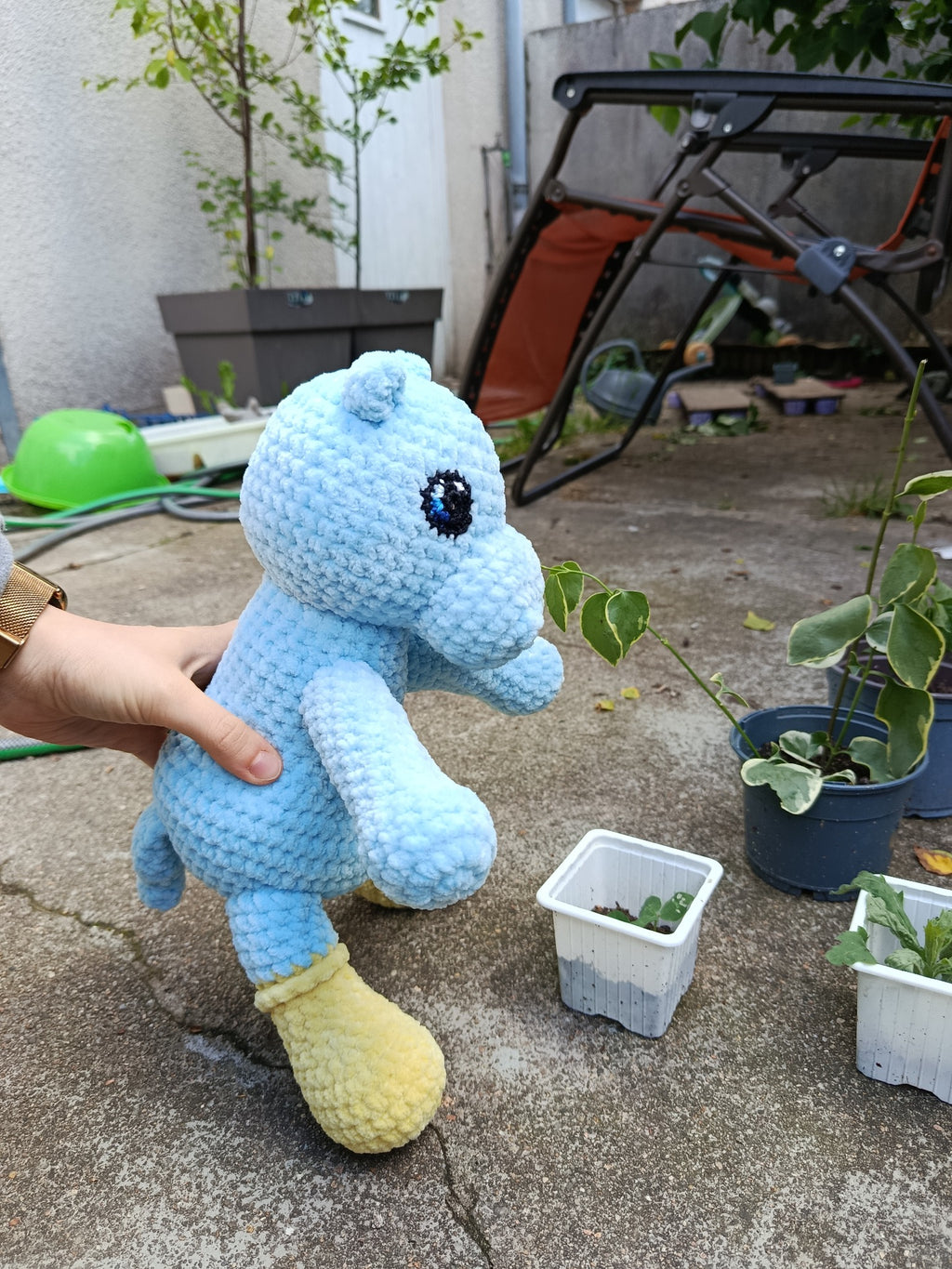 Cosmos - Hippo tranquille _  bleu ciel à bottes jaunes