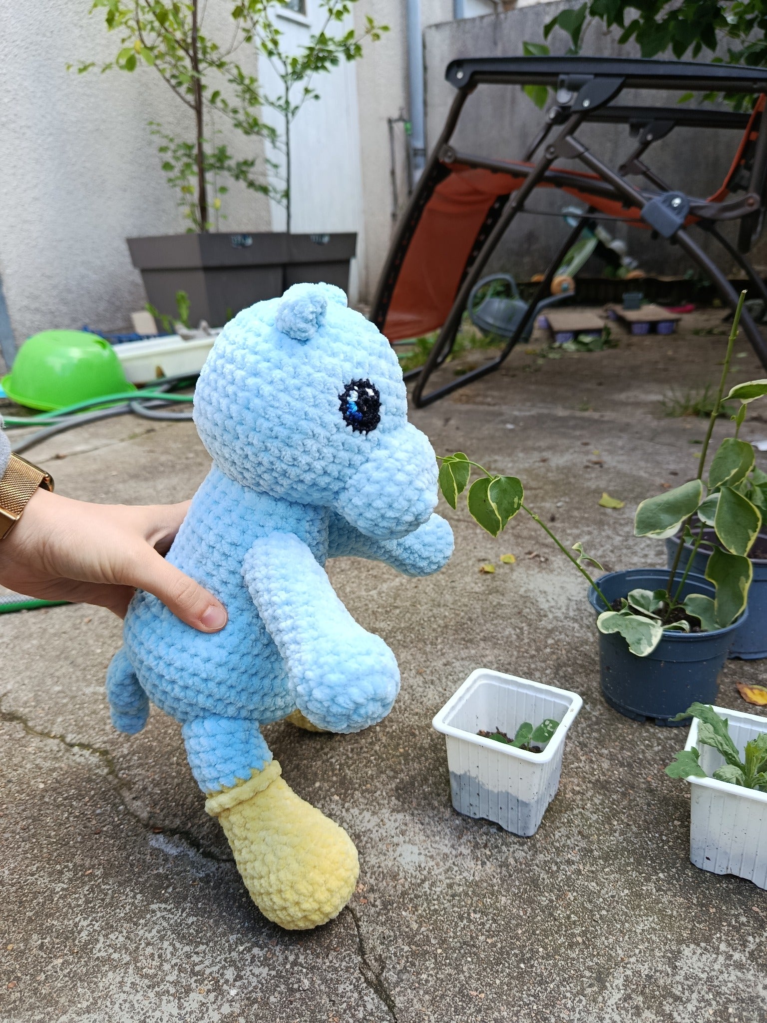 Cosmos - Hippo tranquille _  bleu ciel à bottes jaunes