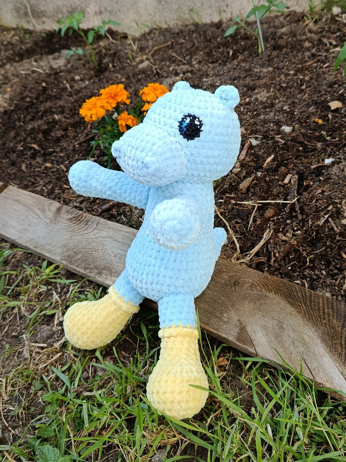 Cosmos - Hippo tranquille _  bleu ciel à bottes jaunes