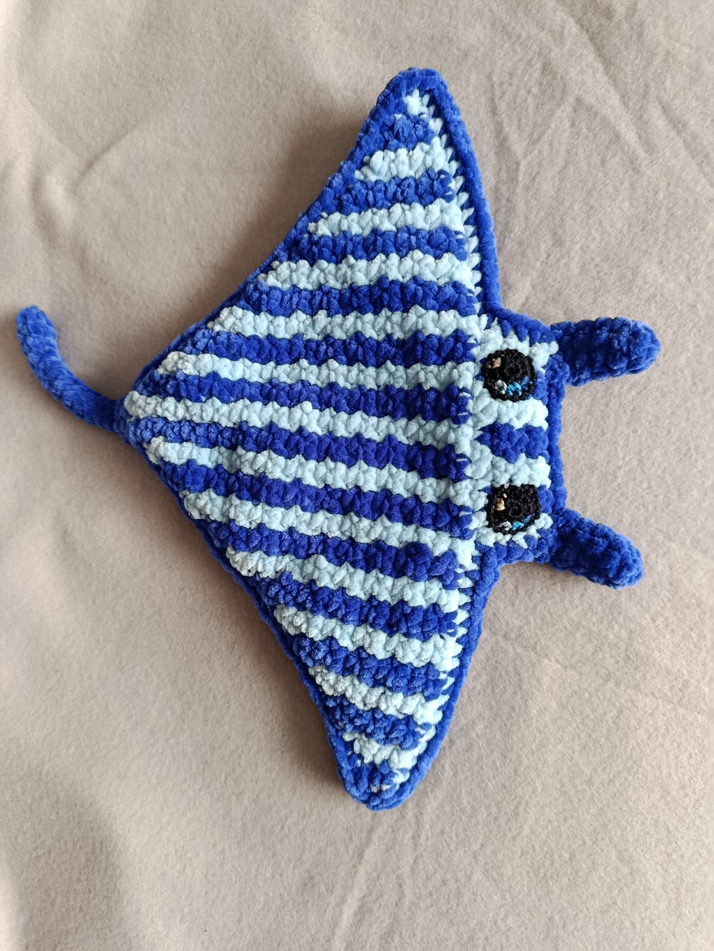 Nébula _ Raie manta nomade rayée bleue